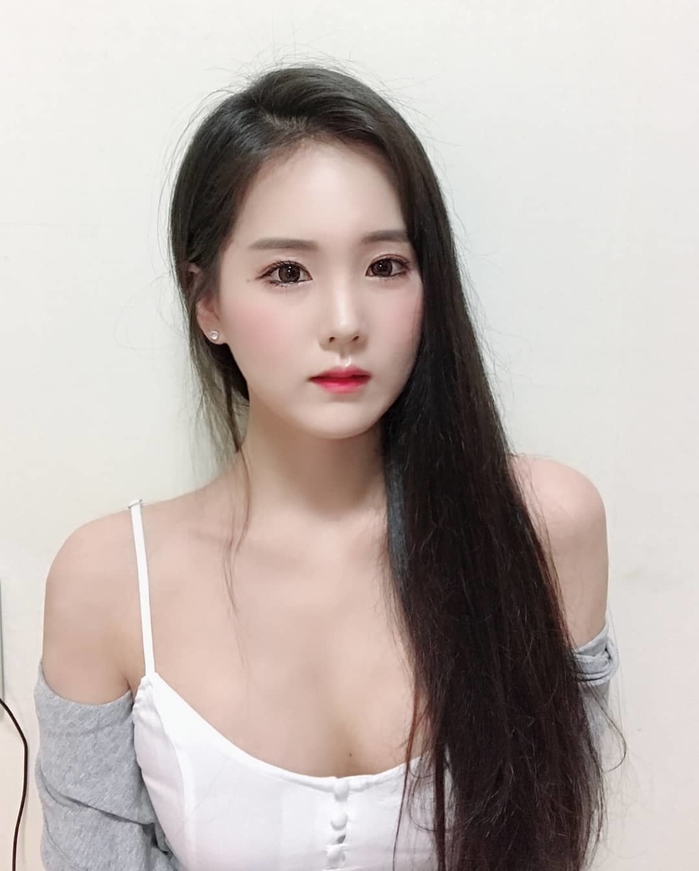 hot-girl-jiinword-khoe-vong-mot-khung-khien-fan-sung-sot (12)