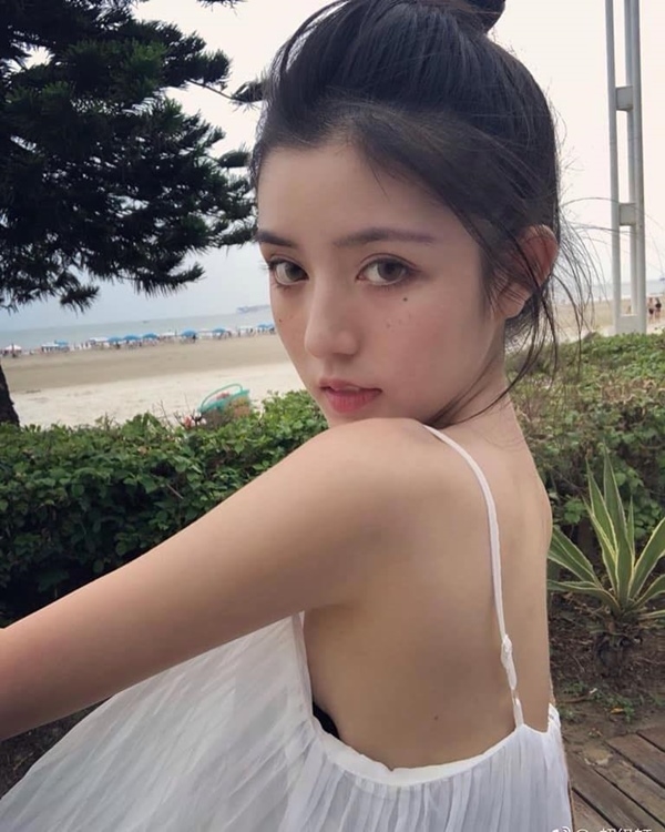 My-nu-nguc-lep-hien-hien-van-khien-hang-van-quy-ong-chao-dao (5)