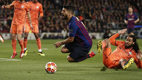 Suarez dùng tiểu xảo để được hưởng penalty?